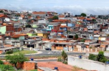 Prefeitura entrega escrituras a moradores de três bairros