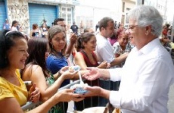 Desfile cívico, bolo e food truck marcam celebração de aniversário