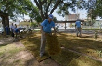 Praça é revitalizada para evitar criação de mosquito