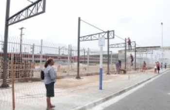 Ponto em frente à estação começa a ser coberto: