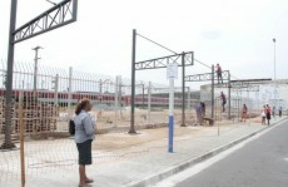 Ponto em frente à estação começa a ser coberto: