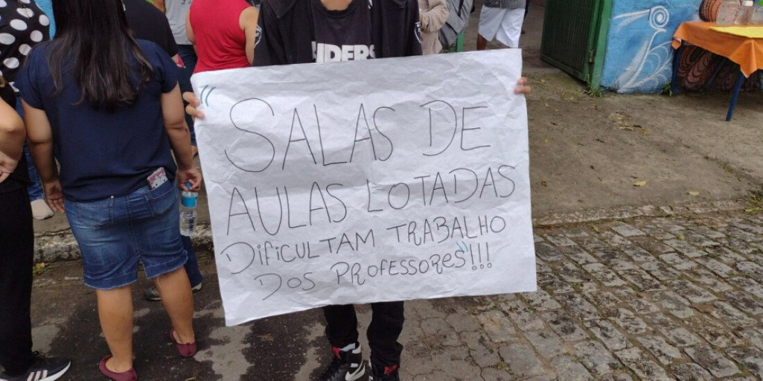 Manifestantes protestam contra fechamento de salas