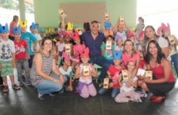 Crianças recebem ovos em Ferraz