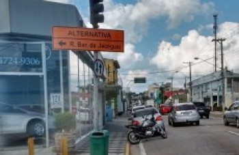 Sinalização indica rota alternativa para o centro