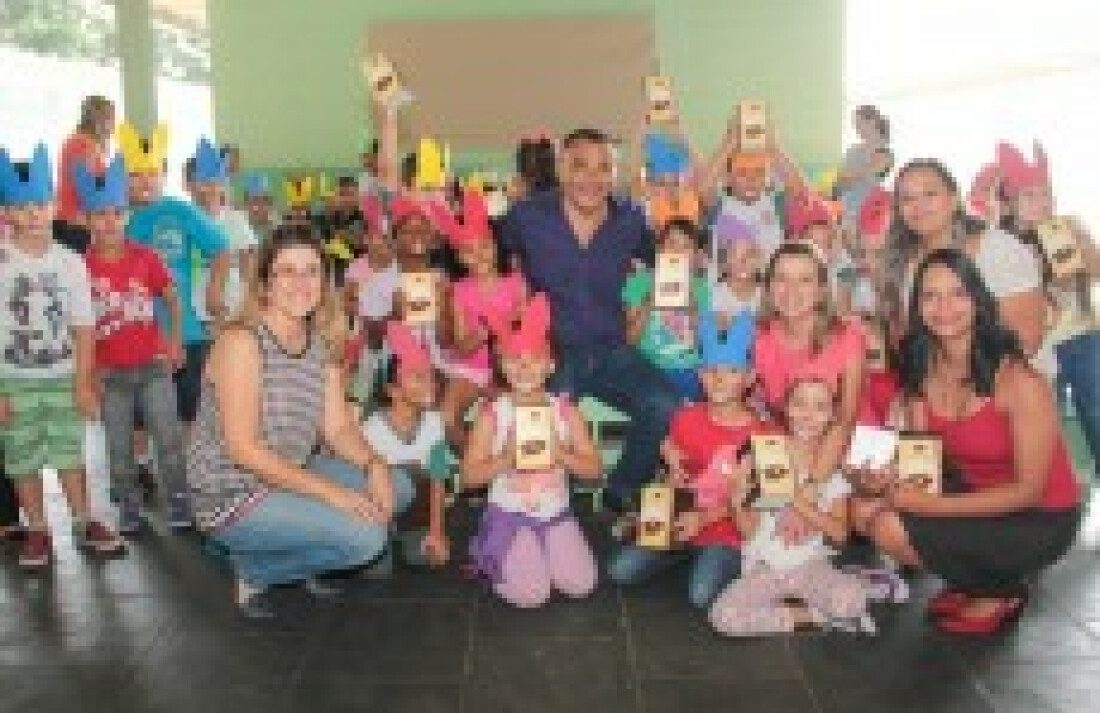 Crianças recebem ovos nas escolas de Ferraz