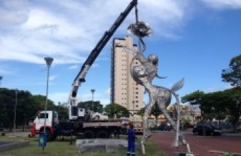 Praça ganha escultura de 11 metros de altura
