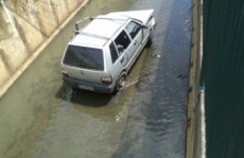 Carro cai no córrego dos Canudos minutos depois de ter sido roubado