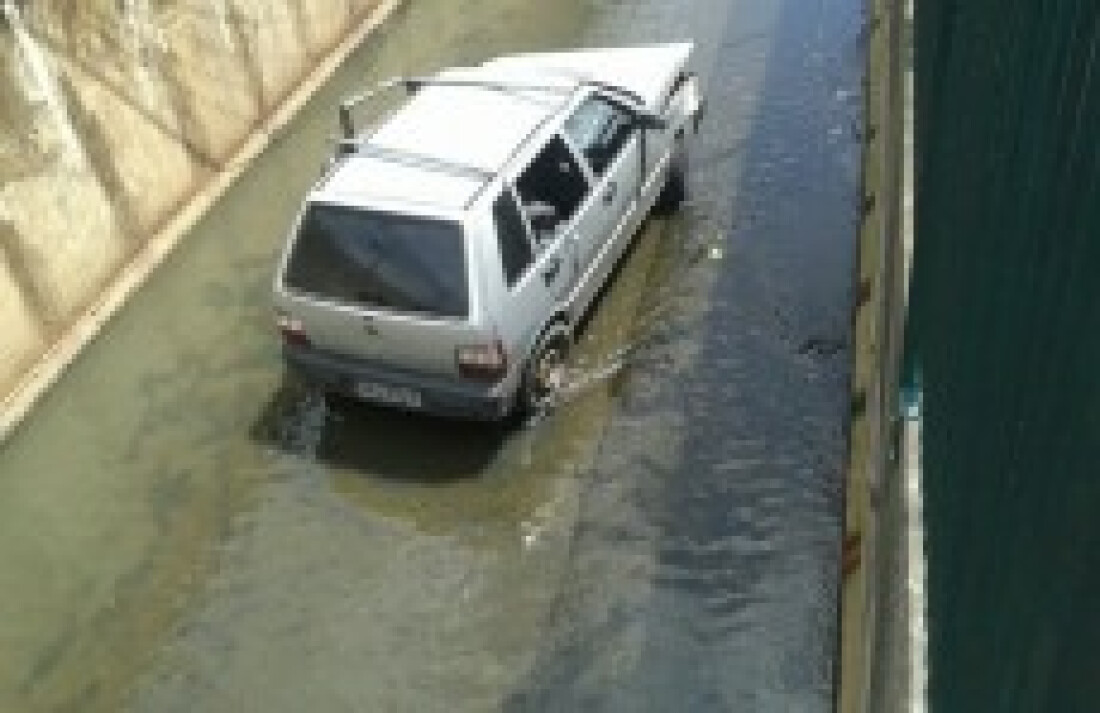 Carro cai no córrego dos Canudos minutos depois de ter sido roubado