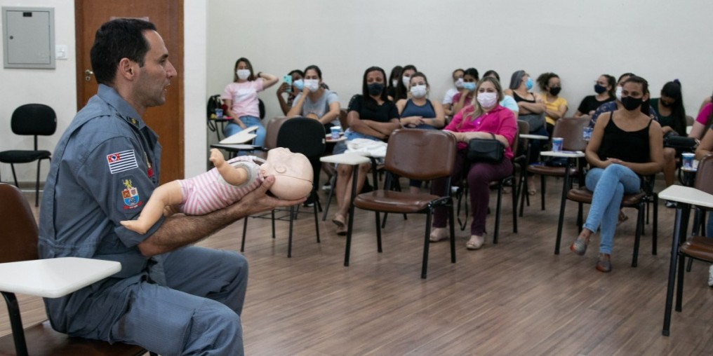 Bombeiros realizam treinamento para creches