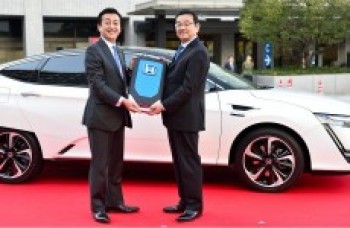 Honda entrega 1º Clarity Fuel Cell feito no Japão
