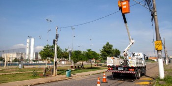 Instalação de lâmpadas novas segue em Jundiapeba