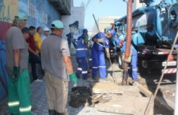 Ação no centro limpa galerias e bueiros: