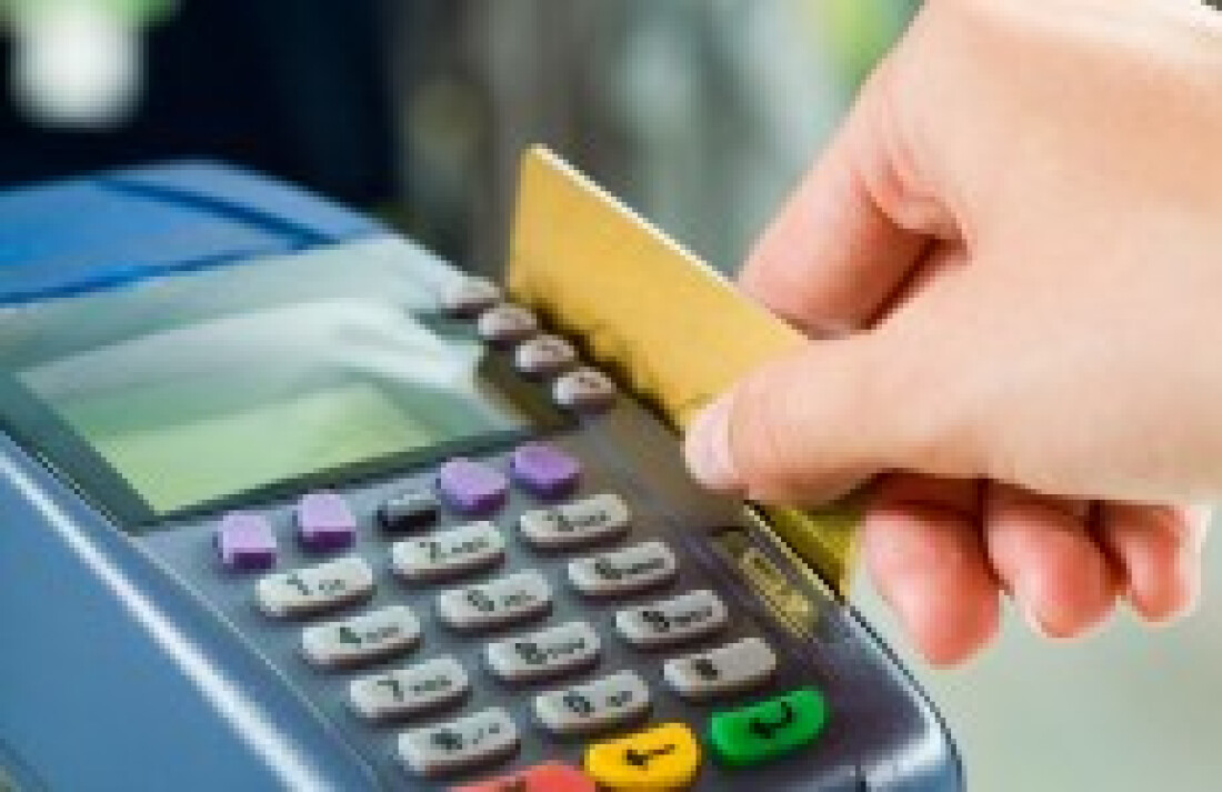 Consumidores utilizam cartão de terceiros para fazer compras