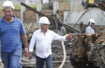 Borges vistoria construção do piscinão na Vila Romana