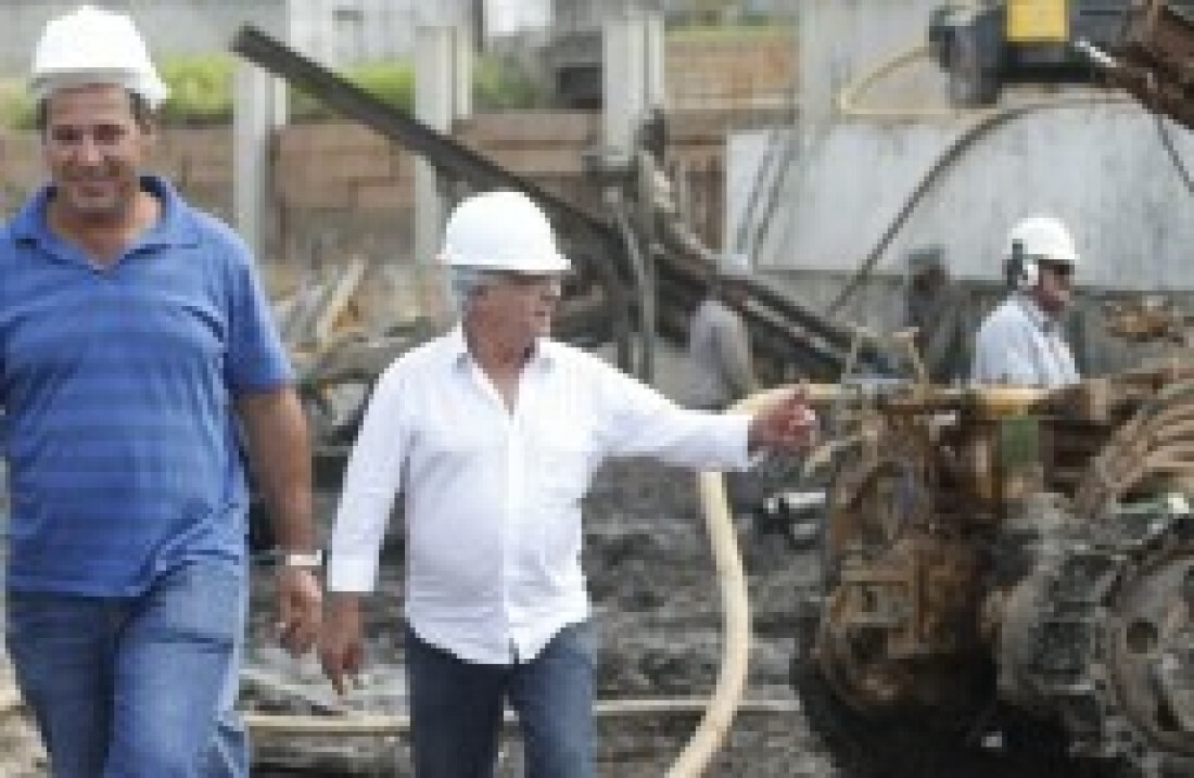 Borges vistoria construção do piscinão na Vila Romana