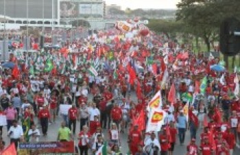 mANIFESTANTES VÃO ÀS RUAS APOIAR Dilma: