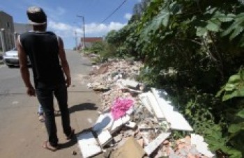 Terreno da prefeitura causa transtornos aos moradores