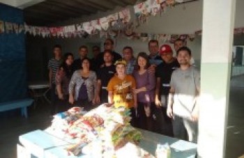 Grupo arrecada alimentos para Apae