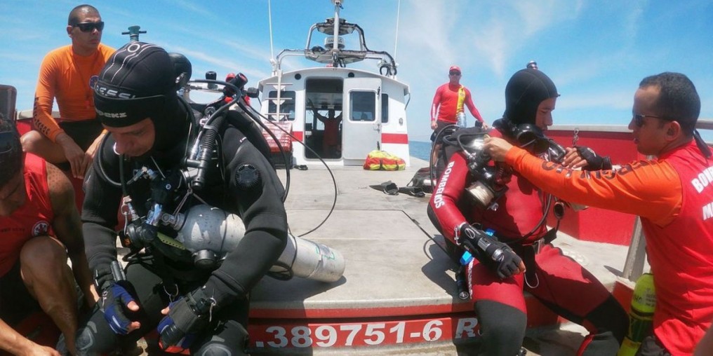Bombeiros resgatam corpos de vítimas de naufrágio em Angra 