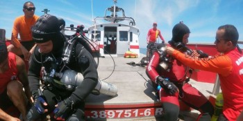 Bombeiros resgatam corpos de vítimas de naufrágio em Angra 