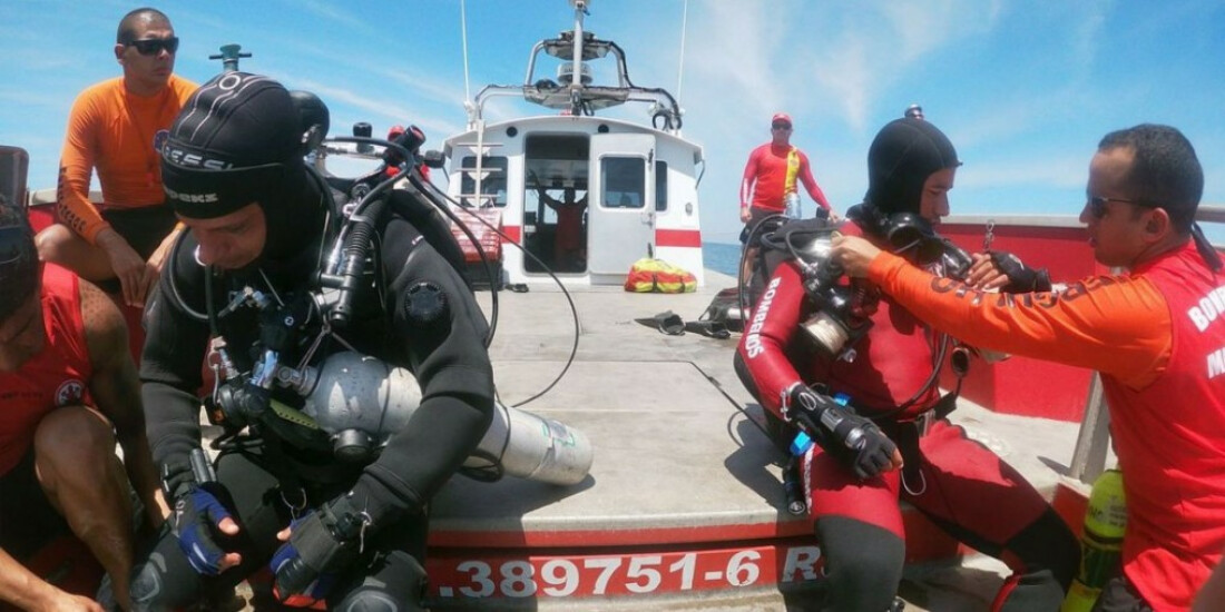 Bombeiros resgatam corpos de vítimas de naufrágio em Angra 