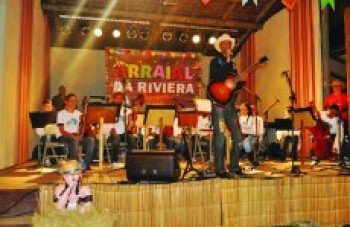 Música, brincadeiras e comidas típicas no Riviera