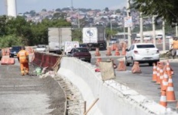 Prefeitura instala muro para evitar travessia na MÁrio Covas: