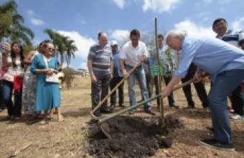 Bertaiolli autoriza obra e oficializa gestão comunitária