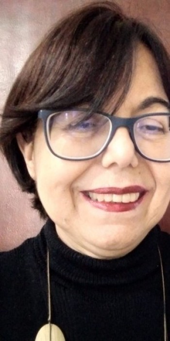 Professora aposentada lança livro de poemas