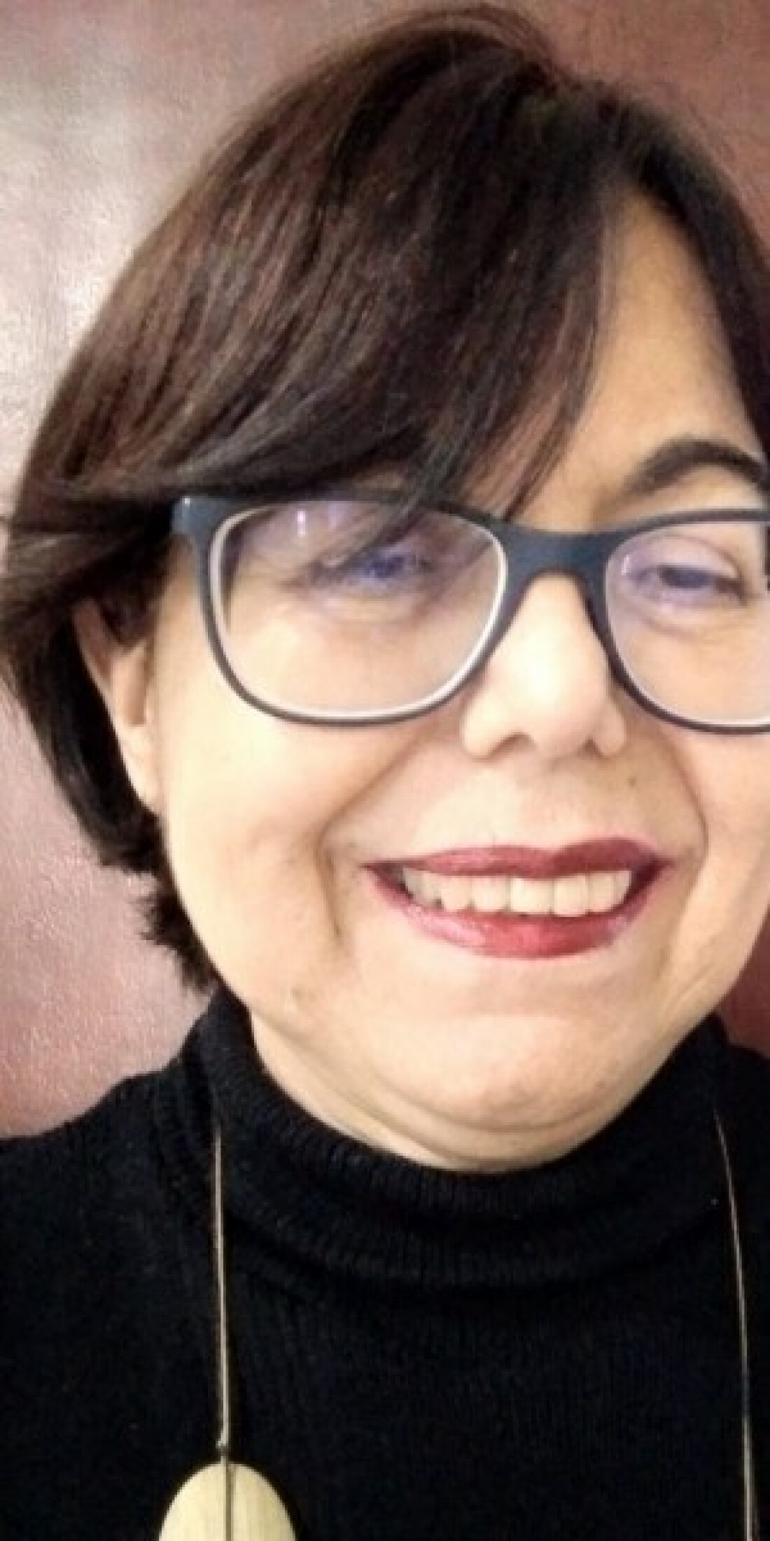 Professora aposentada lança livro de poemas