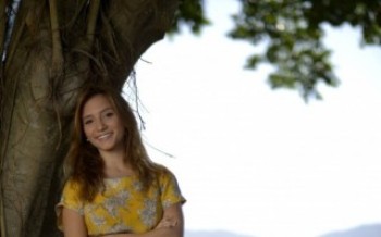 Jovem atriz celebra a experiência com a série