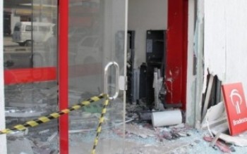 Bandidos explodem caixas eletrônicos