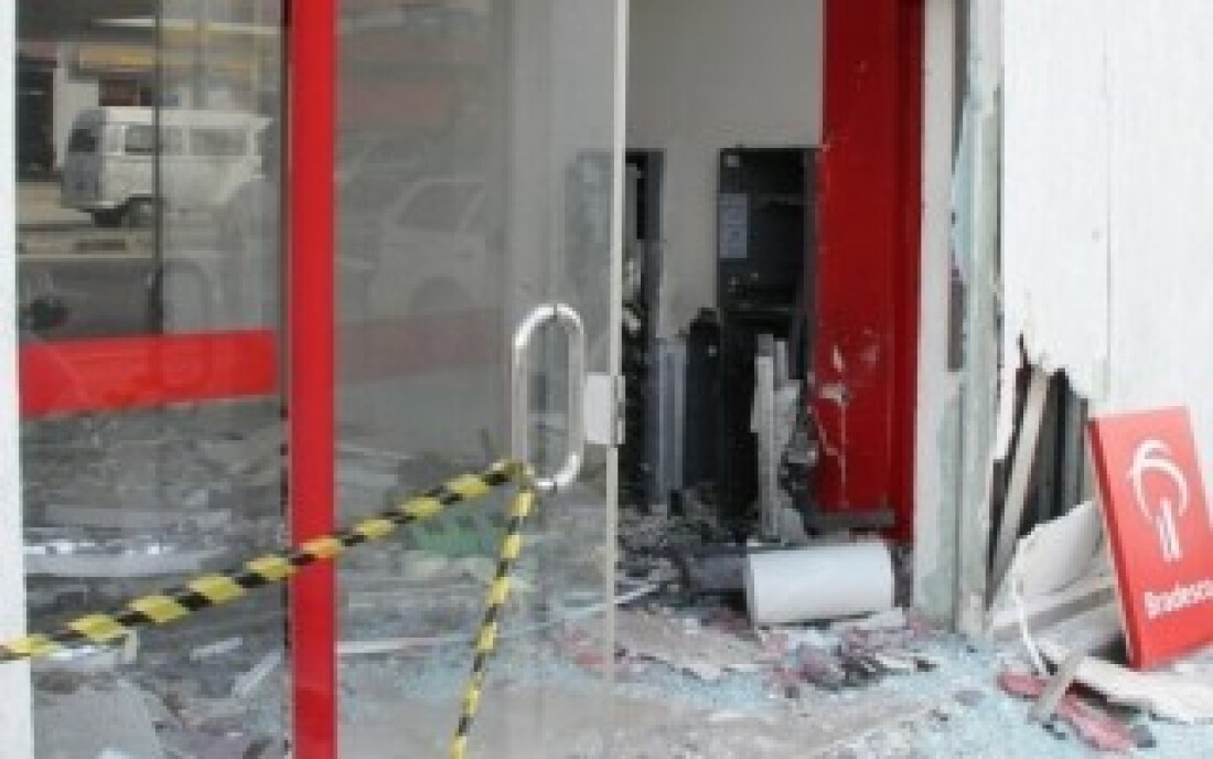 Bandidos explodem caixas eletrônicos