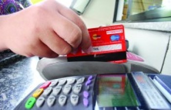 20% dos consumidores utilizam cartão de terceiros para compras