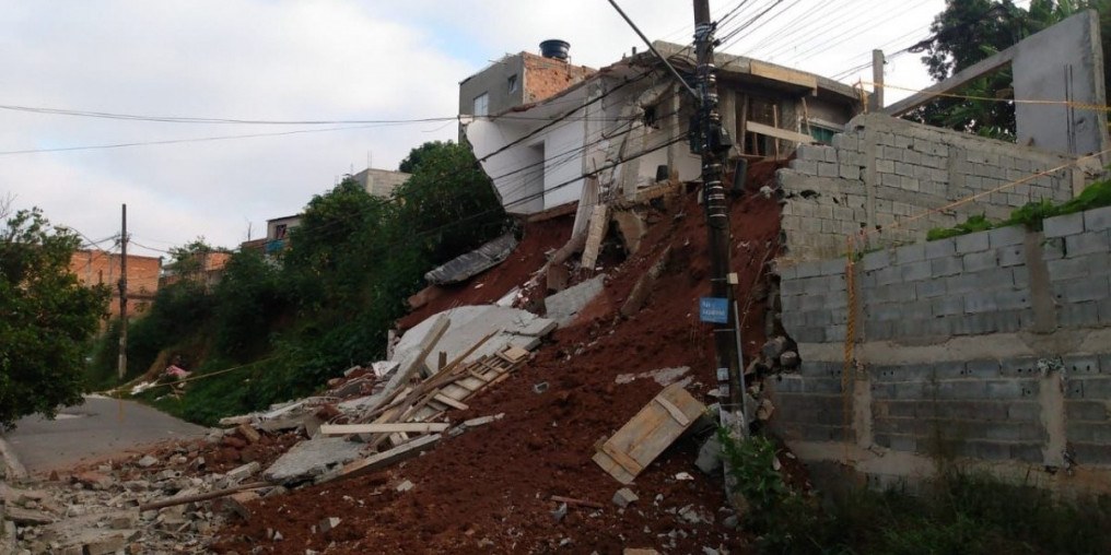 Defesa Civil interdita imóvel irregular
