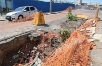 Cratera em via causa transtornos a motoristas: