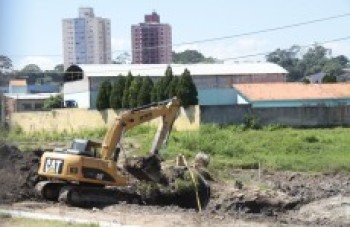 Tráfego de caminhões ainda é baixo nas obras do piscinão