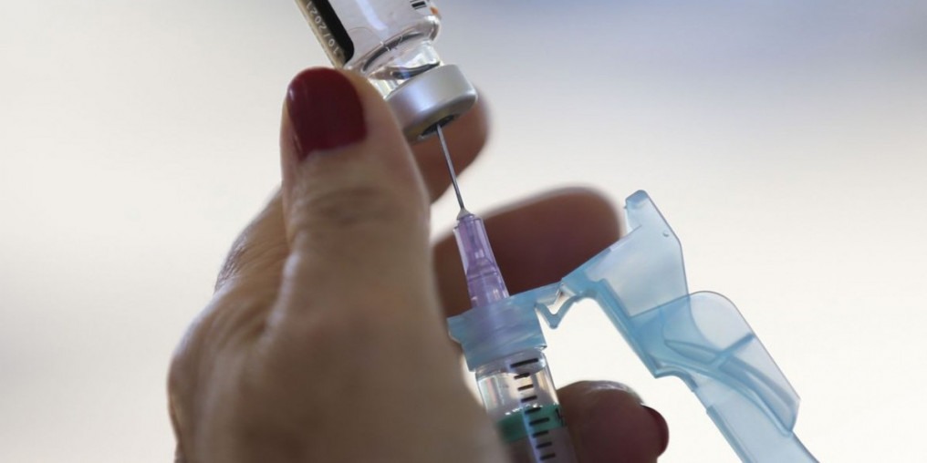 Campanha em Petrópolis vacina 390 pessoas contra a covid-19 hoje