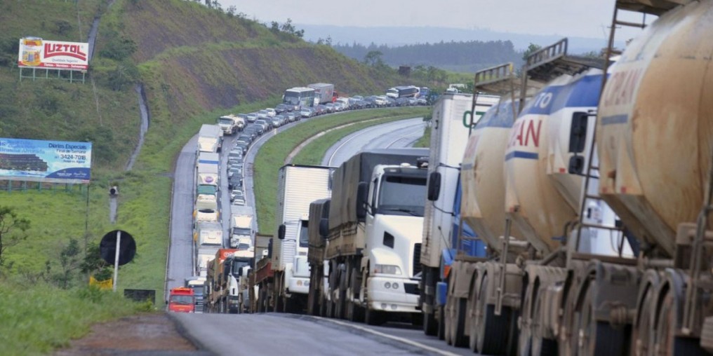 Motorista encontra lentidão em rodovias do litoral sul paulista