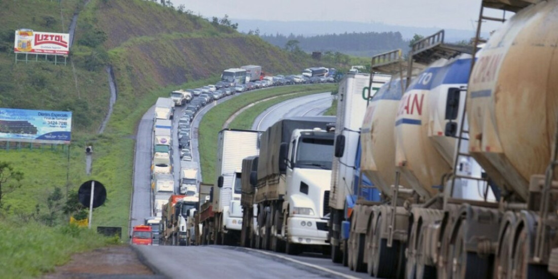 Motorista encontra lentidão em rodovias do litoral sul paulista