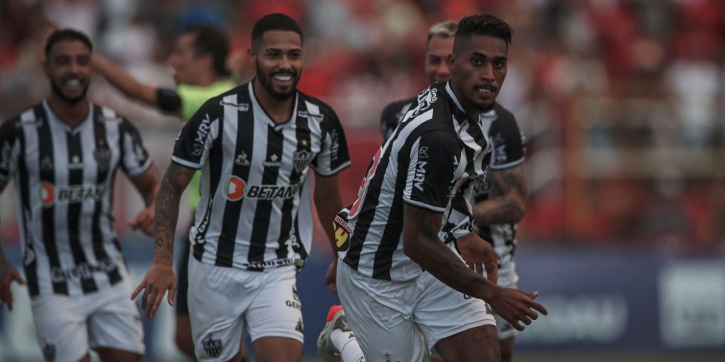 Fábio Gomes garante vitória, e liderança, do Atlético no Mineiro