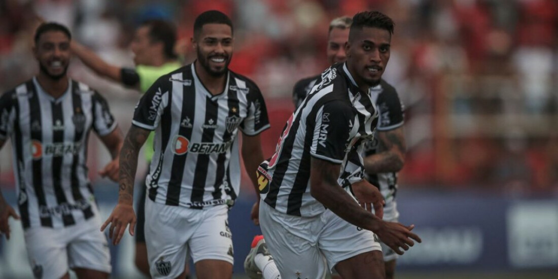 Fábio Gomes garante vitória, e liderança, do Atlético no Mineiro
