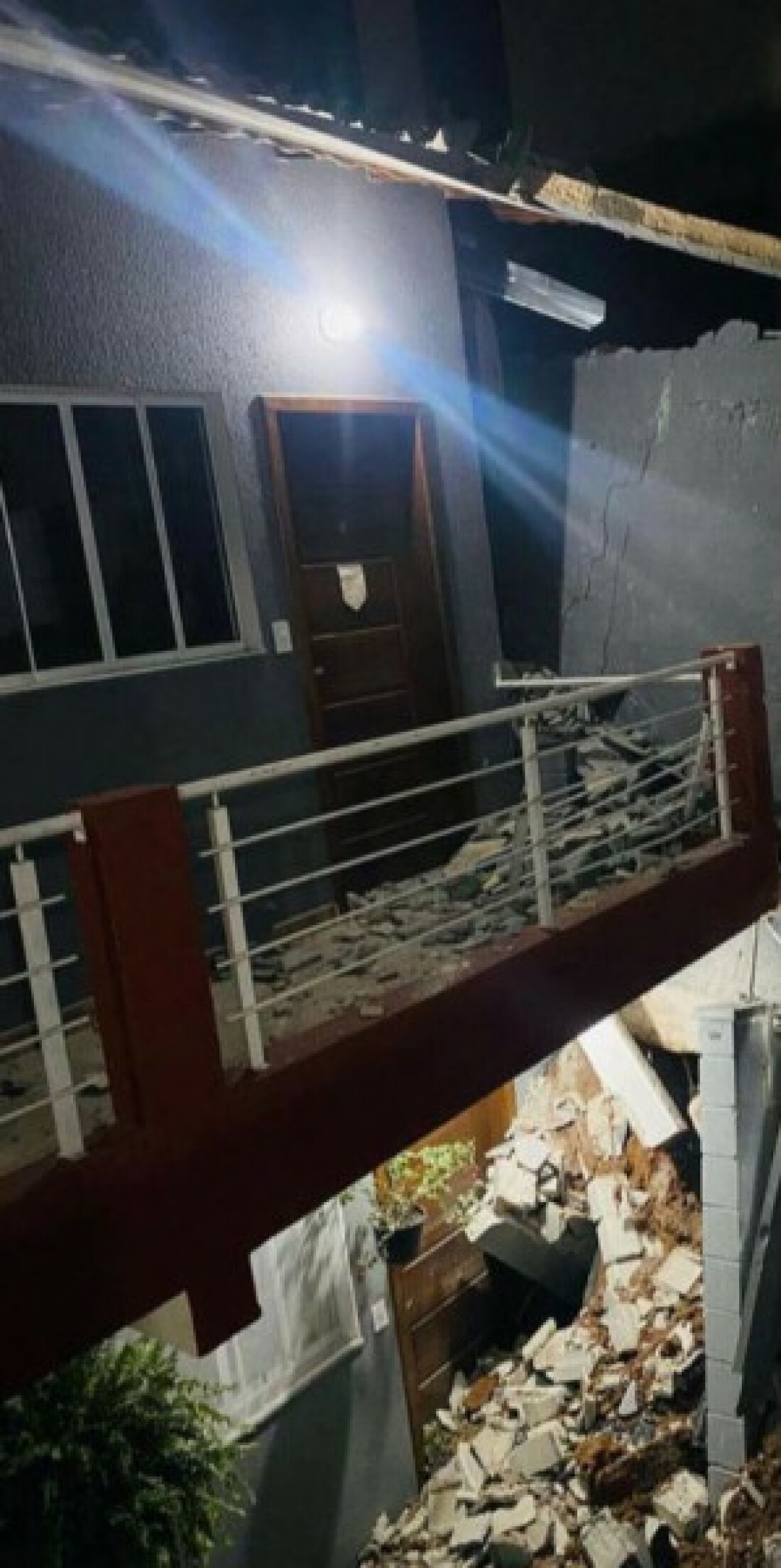 Desabamento de muro deixa 4 casas interditadas