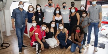 Jovens ganham bolsas de estudo em escola de idiomas
