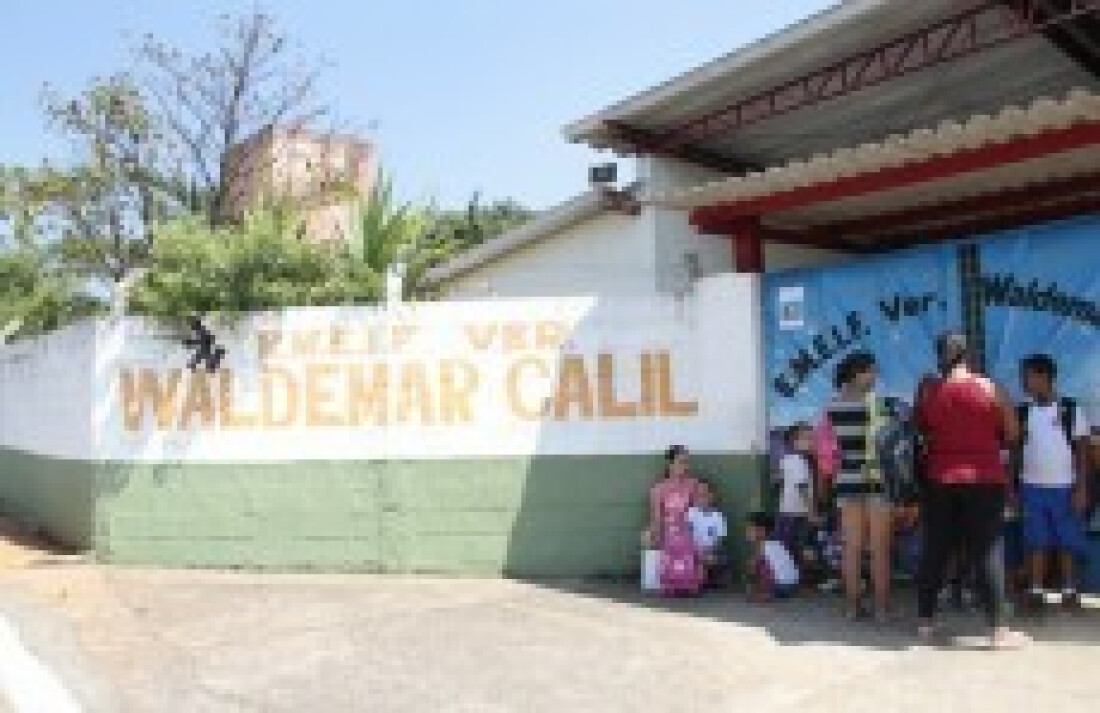 Falta de água em escola deixa alunos sem aulas