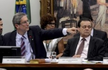 Discussão sobre impeachment pode se estender até amanhã
