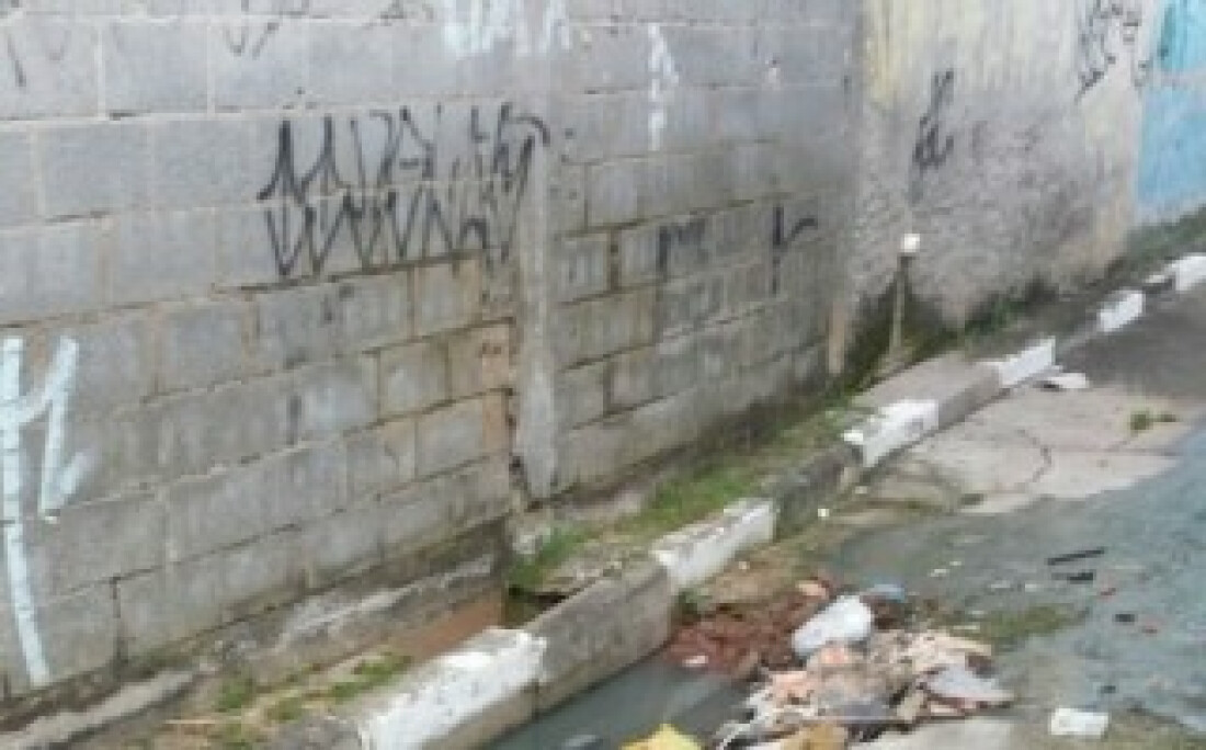 Vazamento de esgoto em Poá: