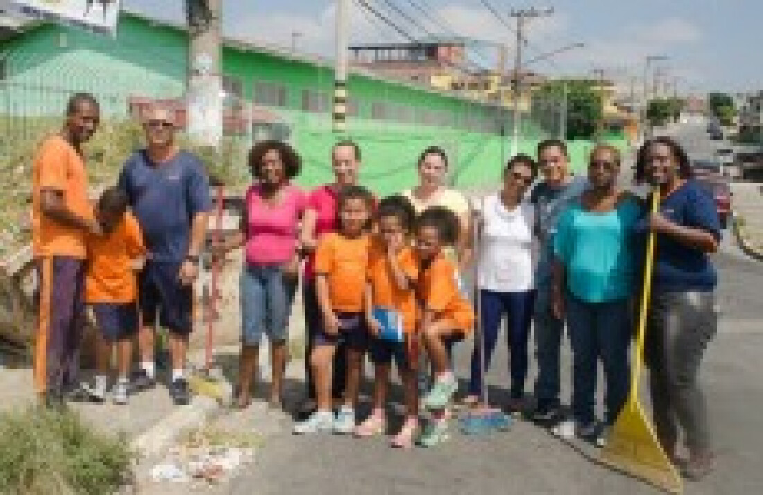 Escola recebe mutirão de limpeza em Ferraz