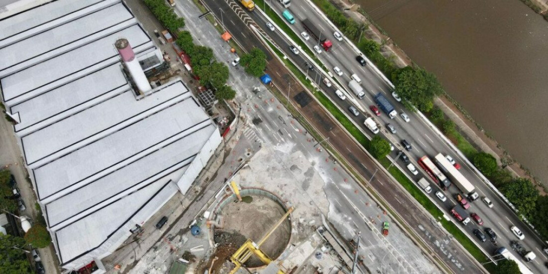 Acúmulo de gás causa explosão em drenagem na cratera do Metrô de SP