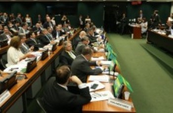 Debates sobre parecer final atravessam a madrugada